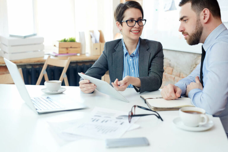 Working with a Financial Advisor vs. Robo-Advisor for New Investors
